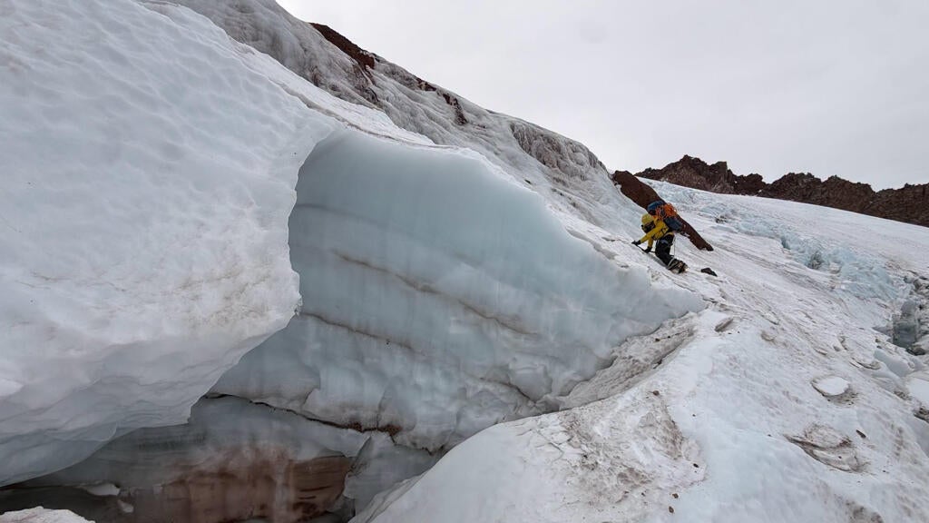 Florida man injured climbing California's Mount Shasta rescued after 2 nights in freezing temps — CBS Miami, Estero Health news