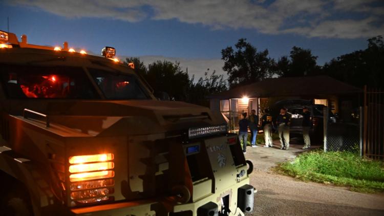 FBI, SWAT conducting operations at multiple Houston-area locations — KHOU 11 (Houston), Estero Sports news