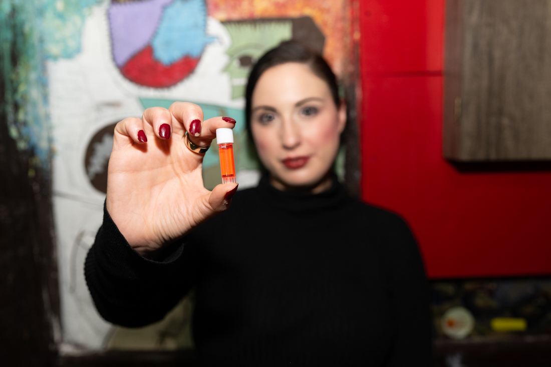 PHOTOS: Elizabeth Holmes lookalikes sport turtlenecks at Churchill’s Pub — Miami New Times, Estero Dining news
